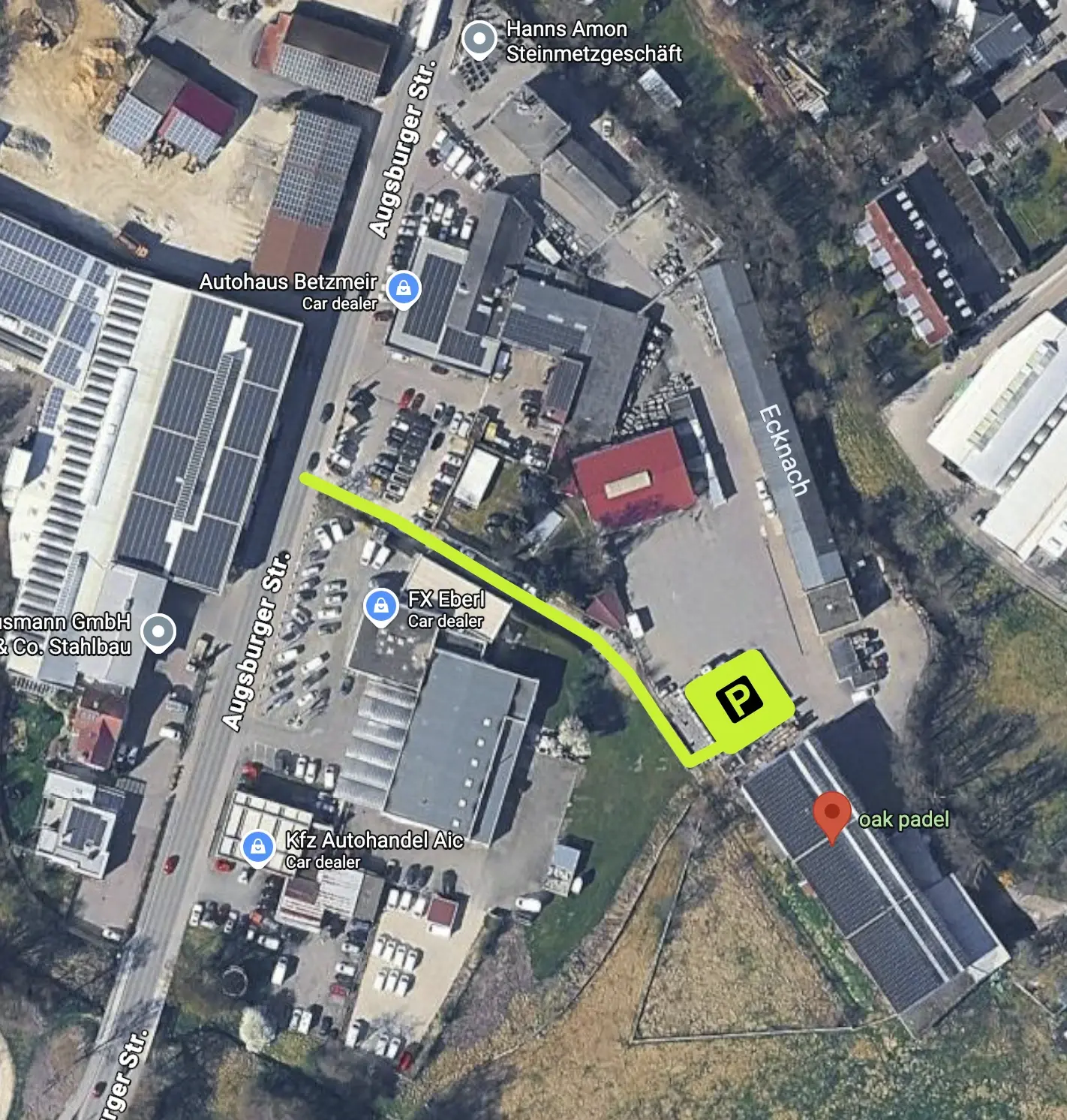 luftbild der anfahrt: von der augsburger straße zwischen den autohäusern zum parkplatz vor der halle von oak padel