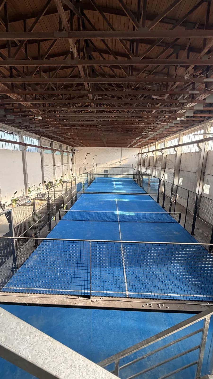 zwei indoor padel courts von oben bei oak padel aichach