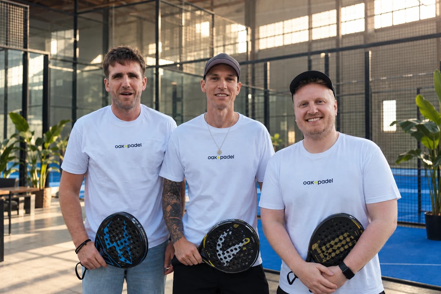 Die oak padel Gründer Niklas Rickmann, Philipp Klaus und Raphael Reck (v. l.) in der Padelhalle in Aichach
